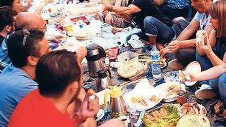 „Iftar auf dem Boden“, das Fastenbrechen ohne Tische und Stühle, ist die jüngste Aktionsform der Regierungsgegner. Foto: rtr