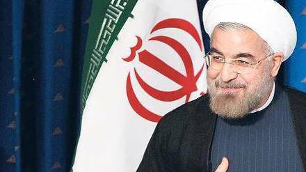 Moderat im Ton: Der neue iranische Präsident Hassan Rohani gibt sich versöhnlicher als sein Amtsvorgänger und stellt direkte Gespräche über das umstrittene Atomprogramm in Aussicht. Unklar ist aber, ob er auch einen neuen Kurs verfolgt. Foto: Abedin Taherkenareh/dpa