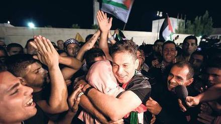 Umjubelte Rückkehr. Nach der Freilassung umarmt ein ehemaliger palästinensischer Gefangener einen Verwandten in Ramallah. Foto: rtr