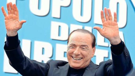 Gute Miene. Italiens früherer Regierungschef Silvio Berlusconi winkt seinen Unterstützern bei einer Protestkundgebung in Rom gegen seine Verurteilung wegen Steuerhinterziehung zu. Foto: Alessandro Bianchi/ Reuters