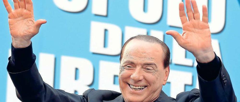 Gute Miene. Italiens früherer Regierungschef Silvio Berlusconi winkt seinen Unterstützern bei einer Protestkundgebung in Rom gegen seine Verurteilung wegen Steuerhinterziehung zu. Foto: Alessandro Bianchi/ Reuters