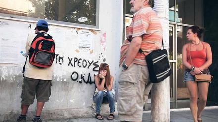 Warten auf bessere Zeiten. Jobsucher harren vor einem Arbeitsamt im Athener Vorort Kalithea aus.