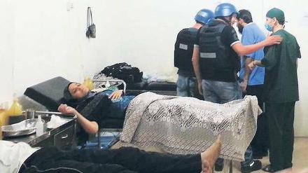 Mühsame Spurensuche. UN-Waffeninspekteure besuchten am Montag ein Krankenhaus, in dem Opfer der vermuteten Giftgasattacke vom vergangenen Mittwoch in einem Vorort von Damaskus behandelt werden. 