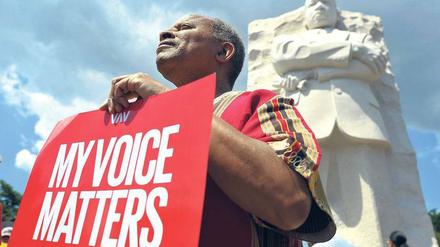 Immer noch ein Traum. Ein Afroamerikaner protestiert vor dem Martin-Luther-King-Denkmal in der US-Hauptstadt Washington für seine Rechte. Wie er empfinden viele, dass sich die Situation für sie eher verschlechtert als verbessert habe. Foto: Jewel Samad/AFP