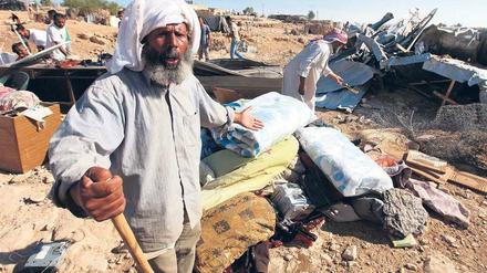 Besseres Leben per Abrissbagger? Ein palästinensischer Beduine vor den Resten seiner zerstörten Bleibe südlich von Hebron im Westjordanland. Foto: Abed al Hashlamoun/epa
