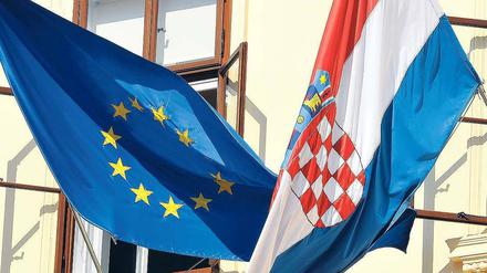 Fahnen der Europäischen Union und Kroatiens