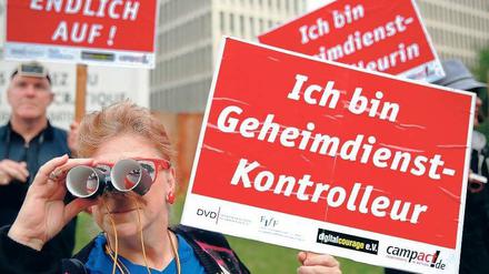 Protest gegen den Bundesnachrichtendienst. Deutschlands höchster Datenschützer will die Arbeit der Geheimdienste transparenter machen. Foto: Pawel Kopczynski/Reuters
