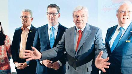 Hessische Spitzen. Janine Wissler (Linke), Tarek Al-Wazir (Grüne), Thorsten Schäfer-Gümbel (SPD), Volker Bouffier (CDU) und Jörg-Uwe Hahn (FDP). Foto: Boris Roessler/dpa