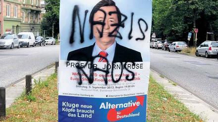 Wie rechts ist die AfD? In Hamburg beschmierten Unbekannte ein Plakat der neuen Partei, die sich dagegen wehrt, ins rechte Lager geschoben zu werden. Doch die Abgrenzung gelingt nicht immer. Foto: Revierfoto