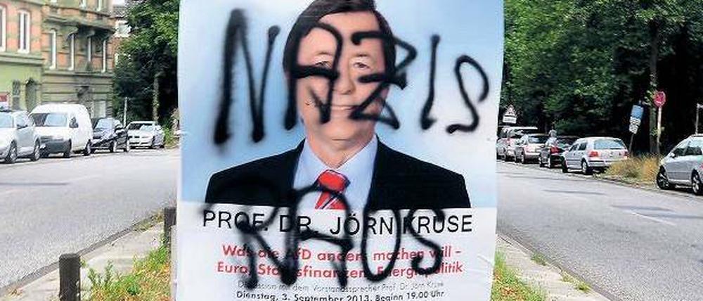 Wie rechts ist die AfD? In Hamburg beschmierten Unbekannte ein Plakat der neuen Partei, die sich dagegen wehrt, ins rechte Lager geschoben zu werden. Doch die Abgrenzung gelingt nicht immer. Foto: Revierfoto