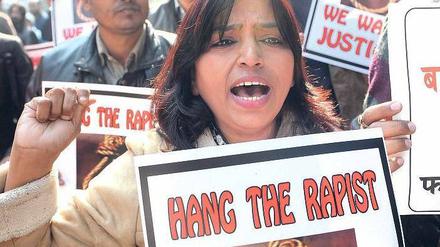 „Hängt sie“ forderten schon im Dezember, kurz nach der Tat, Inderinnen und Inder auf einer Demonstration in Neu-Delhi. Jetzt sind alle Täter wegen Mordes verurteilt; das Strafmaß, wohl die Todesstrafe, folgt in wenigen Tagen. Foto: AFP