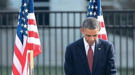 Gedenken an 9/11. Die USA haben am Mittwoch der Opfer der Terroranschläge vom 11. September 2001 gedacht. Hinterbliebene verlasen bei einer Gedenkveranstaltung am Ground Zero in New York die Namen der fast 3000 Opfer. In Washington legte US-Präsident Barack Obama eine Schweigeminute und nahm er an einer Gedenkfeier im Pentagon teil. „Unsere Herzen schmerzen noch immer“, sagte er. Foto: Gary Cameron/Reuters