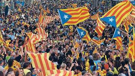 Gelber Lindwurm. Mehr als eine Million Katalanen demonstrierten. Foto: Reuters