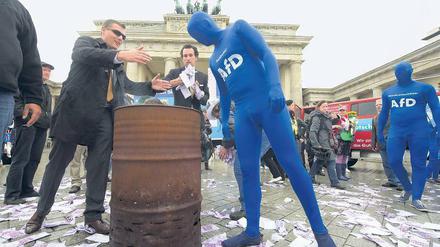 Fernsehtaugliche Bilder. Bei einer Aktion am Montag vor dem Brandenburger Tor wurden Kopien von 500-Euro-Scheinen verbrannt. Die Aktion der Partei AfD fand gerade bei ausländischen Medien Aufmerksamkeit. 