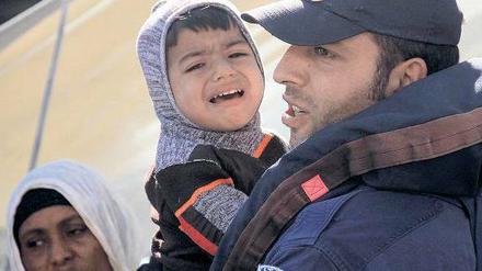 Das Lächeln verloren. Fast sieben Millionen Betroffene des Bürgerkriegs sind nach UN-Schätzungen auf akute Nothilfe angewiesen – darunter allein zwei Millionen Flüchtlinge außerhalb Syriens. Einige von ihnen hoffen nun in Italien auf Schutz. Foto: Stringer/Reuters