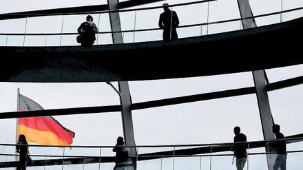 Was tut sich unter der Reichstagskuppel? Das interessiert, je näher die Wahl rückt, Europa genauso wie die Bundesbürgerinnen und -bürger. Foto: Pawel Kopczynski/rtr