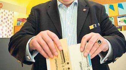 Mit beiden Händen: Der Justizminister und FDP-Landeschef Jörg-Uwe Hahn. Foto: dpa