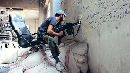 Ein Oppositionskämpfer in Aleppo. Die UN werfen den Rebellen und dem Regime in Syrien schwerste Verbrechen vor. Foto: Aref Hretani/Reuters