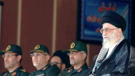 Irans starker Mann: Revolutionsführer Ajatollah Ali Chamenei (rechts) bestimmt seit Jahren die Geschicke seines Landes. Auch in der Atomfrage gilt er als entscheidende Instanz. Erst vor Kurzem hat er Präsident Hassan Ruhani wegen seines Annäherungskurses gegenüber den USA kritisiert. Foto: dpa