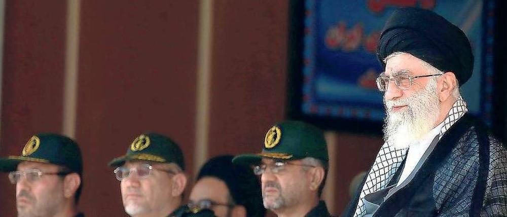 Irans starker Mann: Revolutionsführer Ajatollah Ali Chamenei (rechts) bestimmt seit Jahren die Geschicke seines Landes. Auch in der Atomfrage gilt er als entscheidende Instanz. Erst vor Kurzem hat er Präsident Hassan Ruhani wegen seines Annäherungskurses gegenüber den USA kritisiert. Foto: dpa