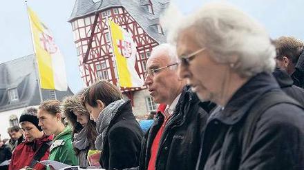 Protest der Gläubigen: Bürger demonstrieren vor dem in die Schlagzeilen geratenen Bischofssitz in Limburg gegen Bischof Franz-Peter Tebartz-van Elst. Foto: dpa