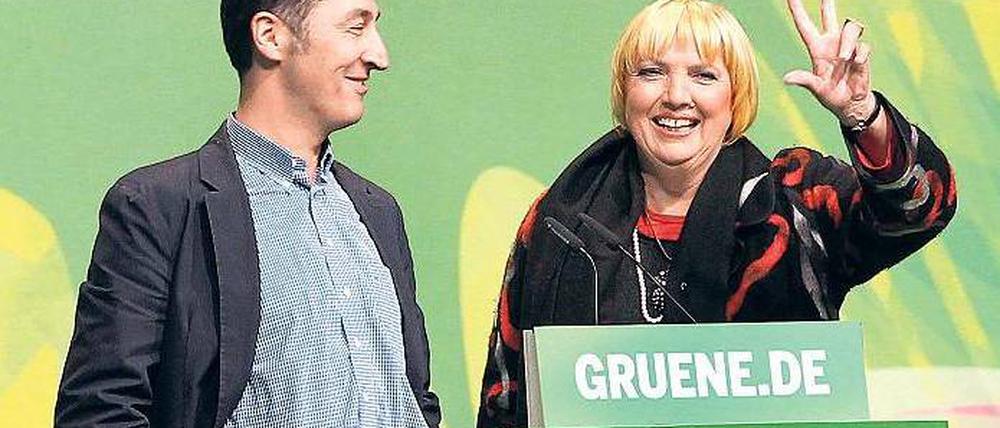 Ein bisschen Abschied: Die bisherige Grünen-Chefin Claudia Roth tritt beim Parteitag nicht wieder an – ihr Kollege Cem Özdemir jedoch will im Amt bleiben. Foto: Wolfgang Kumm/dpa