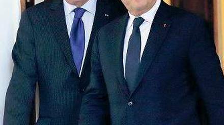 Vor – und wieder zurück. Frankreichs Premier Jean-Marc Ayrault (l.) und Präsident François Hollande verschieben die Einführung der Lkw-Ökosteuer. Foto: Philippe Wojazer/Reuters