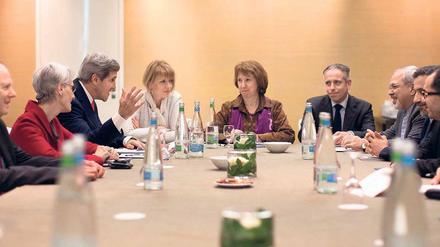 Historisches Foto: US-Außenminister John Kerry im Gespräch mit seinem iranischen Amtskollegen Mohammed Dschawad Sarif (Dritter von rechts) und der EU-Außenbeauftragten Catherine Ashton (Mitte). Nach den Gesprächen sagte Sarif, alle seien „auf derselben Wellenlänge“ gewesen. Foto: Jason Reed/Reuters