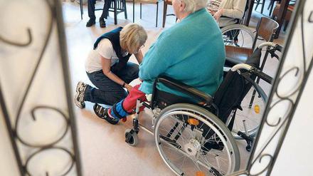 Gerade Demenzkranke sind auf Hilfe angewiesen. Doch nur wenige Pflegekräfte arbeiten dauerhaft in ihrem Beruf. Foto: Felix Kästle/dpa