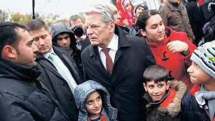 Mittendrin. Gauck will die Regierung nun bitten, mehr Syrer aufzunehmen. Foto: Reuters