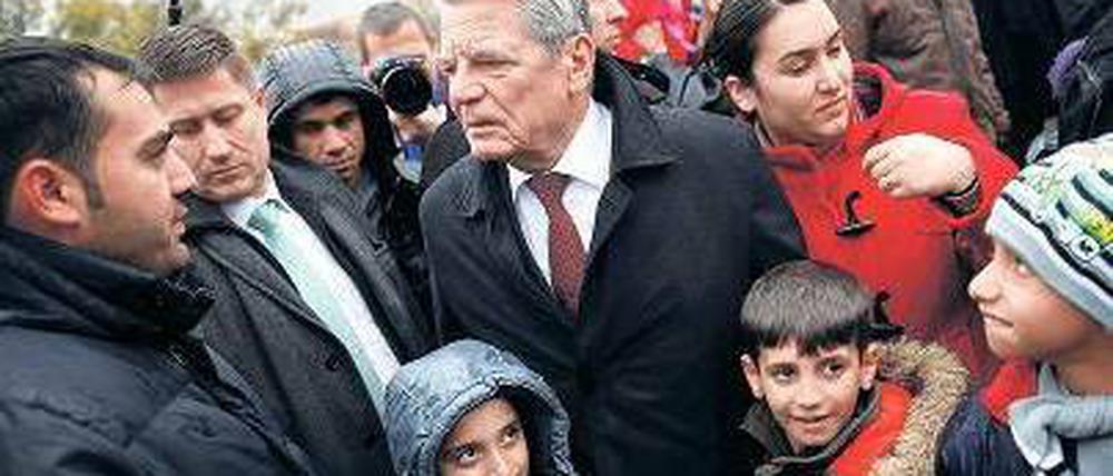 Mittendrin. Gauck will die Regierung nun bitten, mehr Syrer aufzunehmen. Foto: Reuters