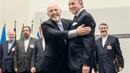 Zufriedene Gesichter. Irans Außenminister Mohammed Sarif (Mitte links) und sein französischer Amtskollege Laurent Fabius (Mitte rechts) freuen sich in Genf über die Einigung im Atomstreit. Der Übereinkunft war eine jahrelange Konfrontation zwischen dem Westen und dem Gottesstaat vorangegangen. Foto: Fabrice Coffrini/AFP