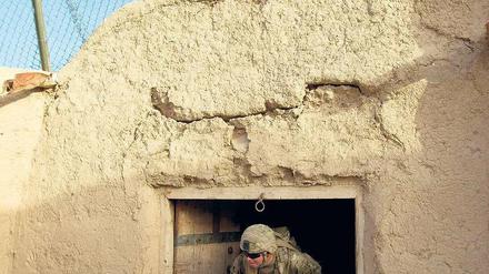 Andere Rollenverteilung. Ein afghanischer (oben) und ein US-Soldat bei einer gemeinsamen Patrouille. Künftig sollen die Nato-Truppen nur noch beraten. Foto: Shamil Zhumatov/Reuters