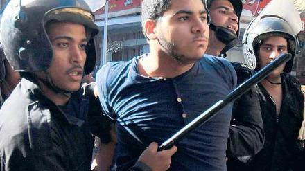 Harte Gangart. Die Polizei verhaftete am Dienstag in Kairo etliche Menschen. 