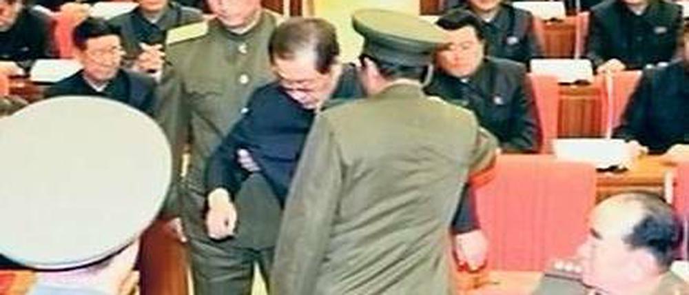Gedemütigt: Jang Song Thaek (Mitte) wird bei Politbürositzung abgeführt. Foto: Reuters