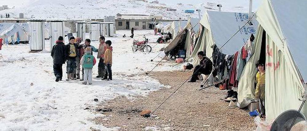 Der Winter wird für die syrischen Flüchtlinge, die im libanesischen Bekaa-Tal in provisorischen Zelten leben, zu einer neuen Herausforderung. Foto: dpa