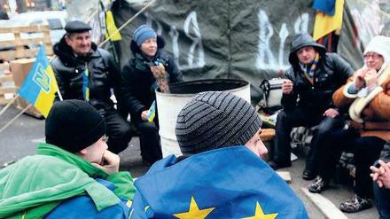 Protest-Alltag. Zermürbt hat sie die Kälte noch nicht, Kiew war am Montag aber nicht Hauptschauplatz der Auseinandersetzung um die Ukraine. Das war Brüssel. Foto: dpa