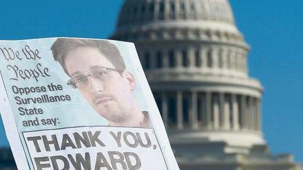„Danke, Edward Snowden“: Demonstranten bekunden in Washington ihre Sympathie für den ehemaligen US-Geheimdienstmitarbeiter. Foto: Mandel Ngan/AFP