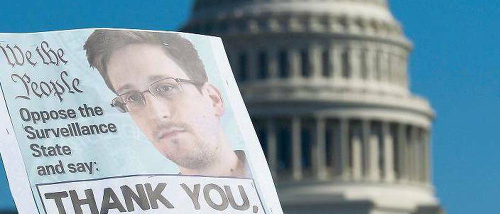 „Danke, Edward Snowden“: Demonstranten bekunden in Washington ihre Sympathie für den ehemaligen US-Geheimdienstmitarbeiter. Foto: Mandel Ngan/AFP