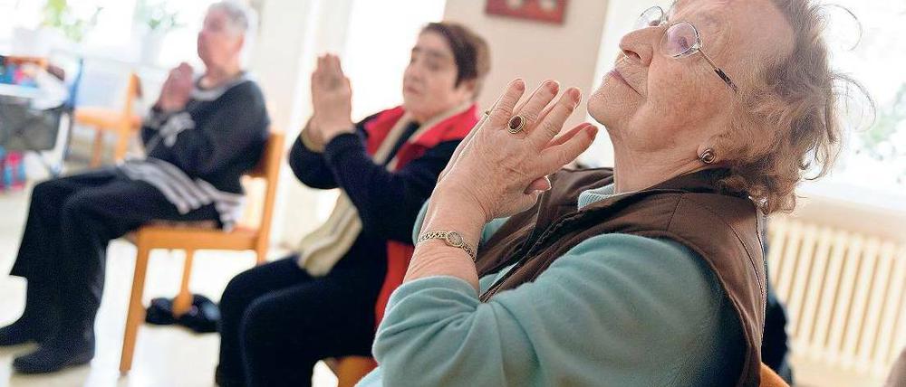 Positiv den Tag beginnen: Bewohnerinnen eines Berliner Pflegeheims bei der gemeinsamen Gymnastik. Foto: Emily Wabitsch/picture alliance-dpa