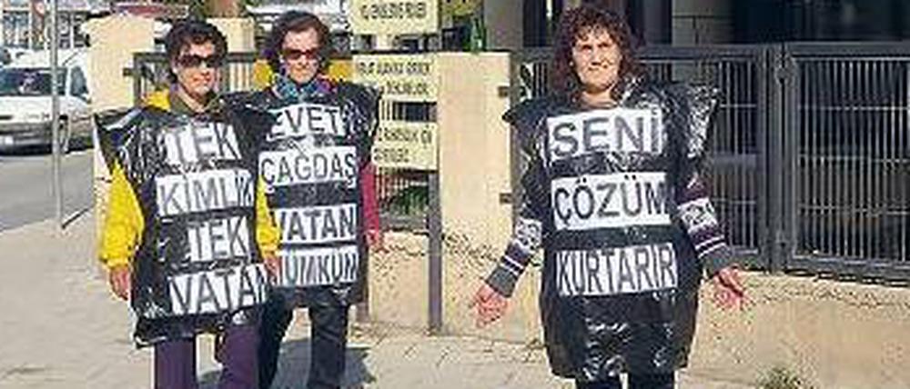 Drei Damen aus dem Norden Zyperns demonstrieren jeden Tag für eine politische Lösung des Konflikts.
