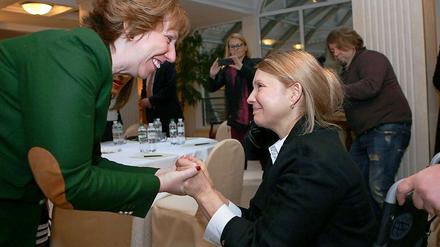 Julia Timoschenko hält Hof. Die EU-Außenbeauftragte Catherine Ashton traf bei ihrem Besuch in Kiew auch die aus dem Gefängnis befreite Oppositionspolitikerin.