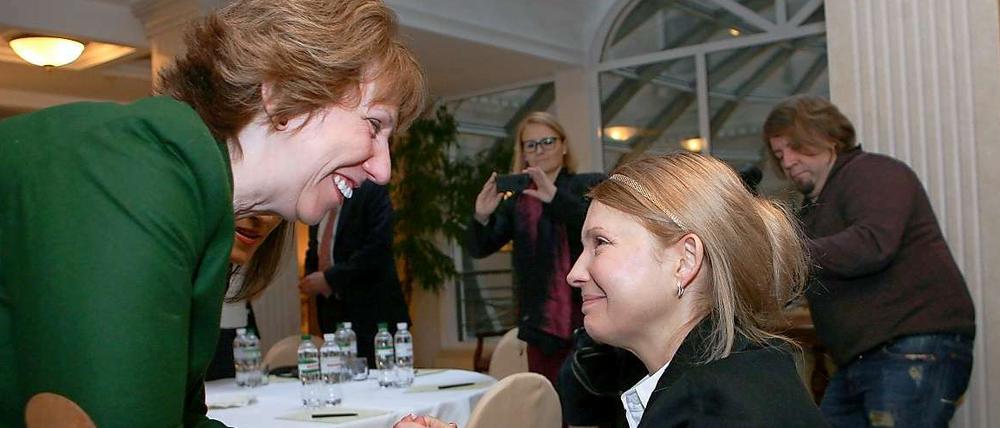 Julia Timoschenko hält Hof. Die EU-Außenbeauftragte Catherine Ashton traf bei ihrem Besuch in Kiew auch die aus dem Gefängnis befreite Oppositionspolitikerin.