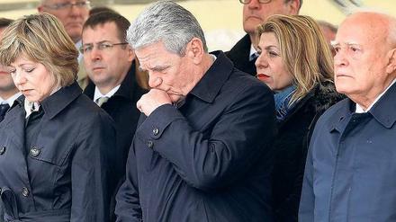 Gedenken. Bundespräsident Gauck, seine Lebensgefährtin Schadt und Griechenlands Präsident Papoulias (rechts) am Ort des Wehrmachtsmassakers. Foto: Wolfgang Kumm/dpa