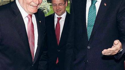 Man redet und streitet: Recep Tayyip Erdogan und sein deutscher Gast Gauck vor ihrem Gespräch am Montag. 