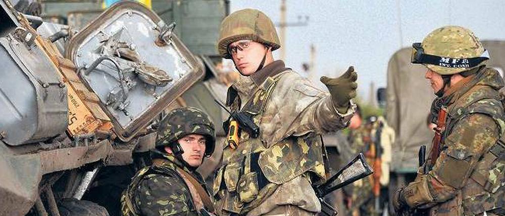 Lagebesprechung. Ukrainische Soldaten werden von einer Straßensperre der prorussischen Kräfte auf ihrem Weg in die Großstadt Slawjansk aufgehalten. 