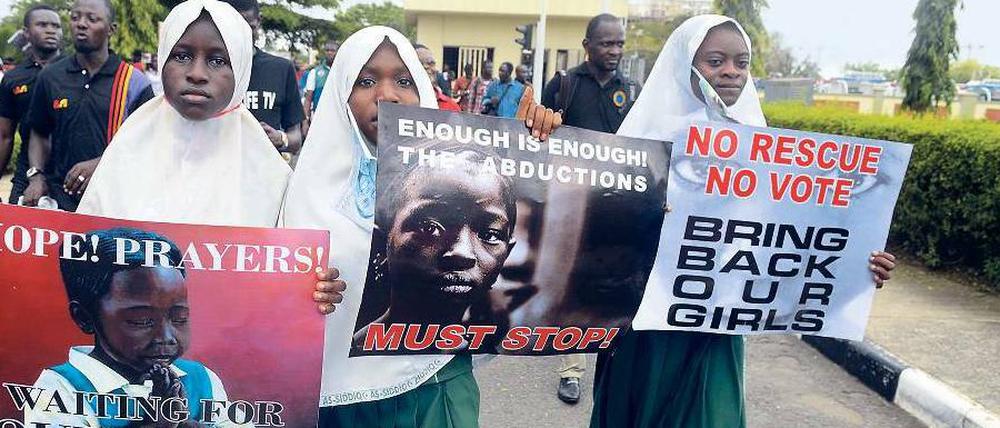 Schülerinnen in Lagos protestieren. Die Proteste wegen der Entführung von 300 Mädchen im Nordosten des Landes haben inzwischen das ganze Land erfasst. 