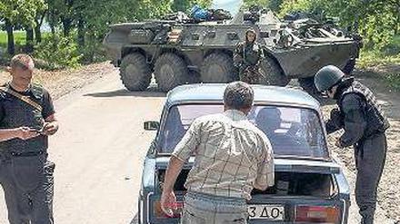 Angespannte Lage. Ukrainische Soldaten stoppen an einem Kontrollpunkt in der Nähe von Slowjansk einen Wagen. 