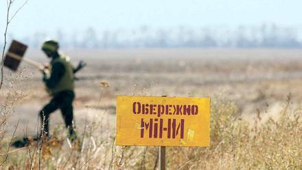 Achtung Minen. Ein Schild warnt in der Nähe der Hafenstadt Mariupol davor, das verminte Gelände zu betreten.