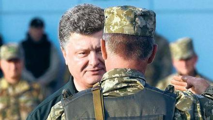 Staatschef Petro Poroschenko verleiht in der Stadt Mariupol ukrainischen Soldaten Orden.